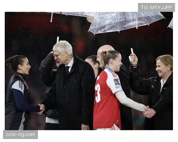 温格重返阿森纳颁奖,教授回家见证枪手青训成果