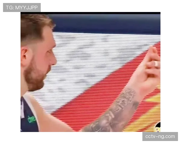 特写瞬间：裁判向辱骂球员的球迷看台做出暂停比赛手势